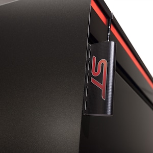 Op de afbeelding: Een zwarte computerbehuizing met een rode streep en een zwart en rood "ST" logo.