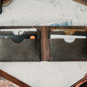 Cartera marrón oscuro de cuero para hombre / Cartera plegable delgada personalizada para hombres / Regalo grabado para marido novio / Propuesta de padrino / Regalos imagen 5
