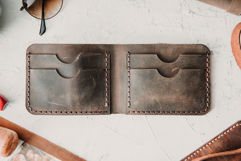 Cartera marrón arena de cuero para hombre / Cartera plegable delgada personalizada para hombres / Regalo grabado para marido novio / Propuesta de padrino / Regalos imagen 1