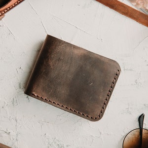 Cartera marrón arena de cuero para hombre / Cartera plegable delgada personalizada para hombres / Regalo grabado para marido novio / Propuesta de padrino / Regalos imagen 3