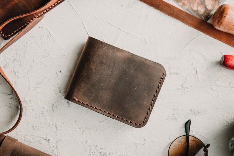 Cartera marrón arena de cuero para hombre / Cartera plegable delgada personalizada para hombres / Regalo grabado para marido novio / Propuesta de padrino / Regalos imagen 3