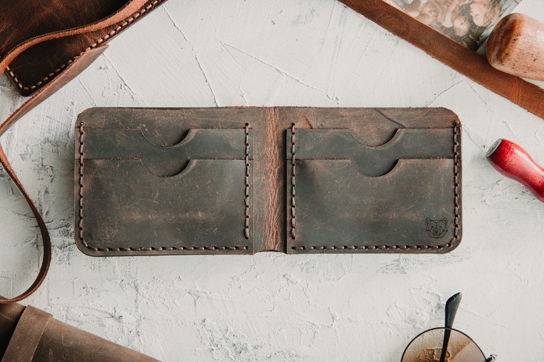 Cartera marrón oscuro de cuero para hombre / Cartera plegable delgada personalizada para hombres / Regalo grabado para marido novio / Propuesta de padrino / Regalos imagen 1