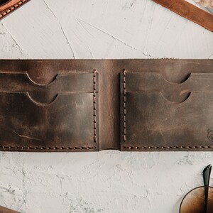 Cartera marrón arena de cuero para hombre / Cartera plegable delgada personalizada para hombres / Regalo grabado para marido novio / Propuesta de padrino / Regalos imagen 5
