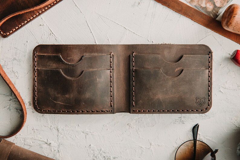 Cartera marrón arena de cuero para hombre / Cartera plegable delgada personalizada para hombres / Regalo grabado para marido novio / Propuesta de padrino / Regalos imagen 5