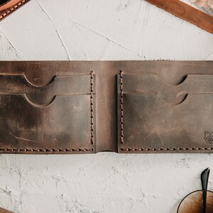 Cartera marrón oscuro de cuero para hombre / Cartera plegable delgada personalizada para hombres / Regalo grabado para marido novio / Propuesta de padrino / Regalos imagen 6