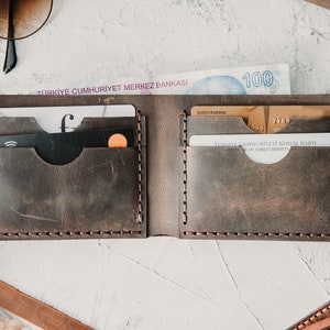 Cartera marrón arena de cuero para hombre / Cartera plegable delgada personalizada para hombres / Regalo grabado para marido novio / Propuesta de padrino / Regalos imagen 4