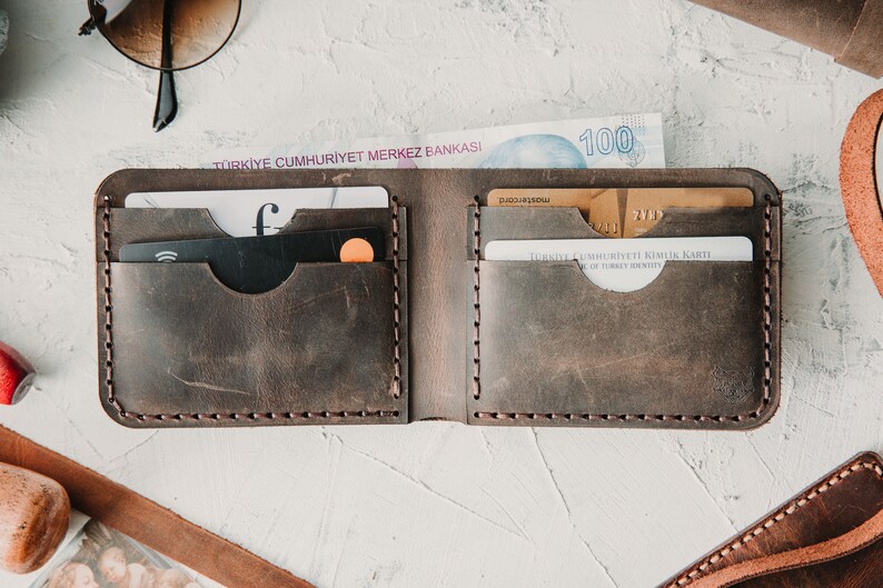 Cartera marrón arena de cuero para hombre / Cartera plegable delgada personalizada para hombres / Regalo grabado para marido novio / Propuesta de padrino / Regalos imagen 4