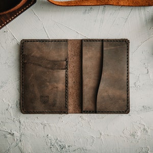 Porta-cartões em couro marrom escuro | Estilo chique minimalista | Carteira Personalizada Artesanal | Carteira Bifold Vertical | Carteira Gravada | Melhor presente