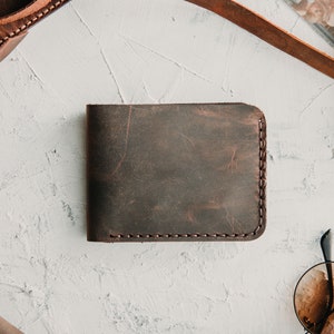 Cartera marrón oscuro de cuero para hombre / Cartera plegable delgada personalizada para hombres / Regalo grabado para marido novio / Propuesta de padrino / Regalos imagen 2