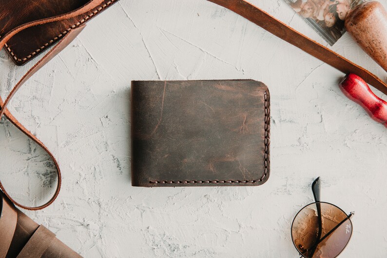 Cartera marrón oscuro de cuero para hombre / Cartera plegable delgada personalizada para hombres / Regalo grabado para marido novio / Propuesta de padrino / Regalos imagen 2
