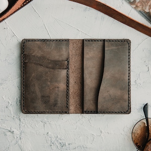 Titular de tarjeta de cuero marrón arena personalizado grabado minimalista / billetera plegable vertical / billetera marrón claro hecha a mano / estilo de moda