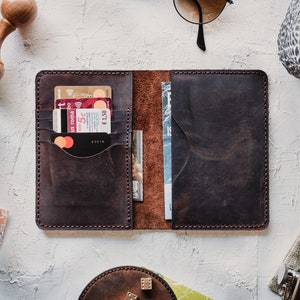 Portafoglio per passaporto in pelle / Portafoglio da viaggio personalizzato / Porta carte incisi / Pelle marrone scuro / Portafoglio lungo sottile per donna uomo