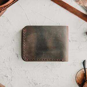 Cartera marrón oscuro de cuero para hombre / Cartera plegable delgada personalizada para hombres / Regalo grabado para marido novio / Propuesta de padrino / Regalos imagen 4