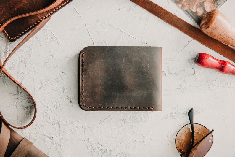 Cartera marrón oscuro de cuero para hombre / Cartera plegable delgada personalizada para hombres / Regalo grabado para marido novio / Propuesta de padrino / Regalos imagen 4