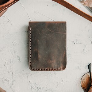 Cartera marrón oscuro de cuero para hombre / Cartera plegable delgada personalizada para hombres / Regalo grabado para marido novio / Propuesta de padrino / Regalos imagen 3