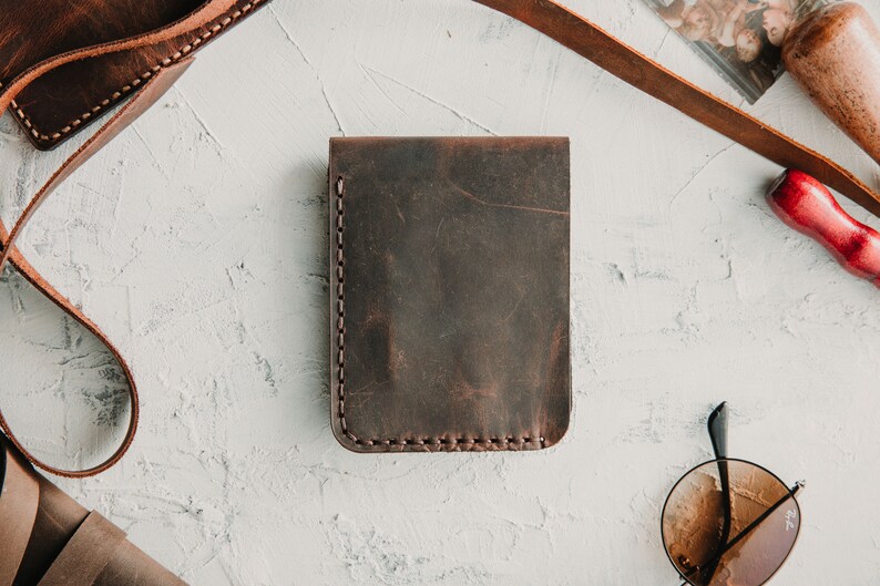 Cartera marrón oscuro de cuero para hombre / Cartera plegable delgada personalizada para hombres / Regalo grabado para marido novio / Propuesta de padrino / Regalos imagen 3