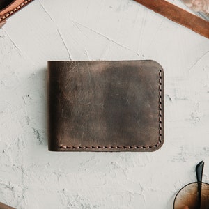 Cartera marrón arena de cuero para hombre / Cartera plegable delgada personalizada para hombres / Regalo grabado para marido novio / Propuesta de padrino / Regalos imagen 2