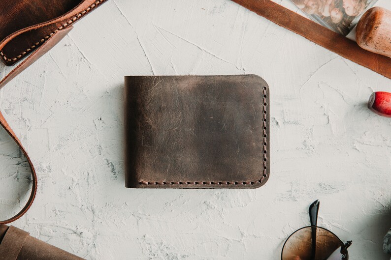 Cartera marrón arena de cuero para hombre / Cartera plegable delgada personalizada para hombres / Regalo grabado para marido novio / Propuesta de padrino / Regalos imagen 2