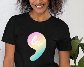 Comma La Camiseta / Pastel Rainbow Colors Kamala Harris Camisa / Kamala Biden Camiseta Demócrata / Manga Corta Unisex CommaLa Camiseta
