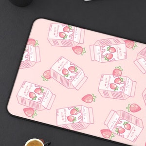 Peut inclure: Tapis de souris rose et blanc avec un motif r&eacute;p&eacute;t&eacute; de cartons de lait &agrave; la fraise et de fraises.