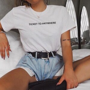 Ticket zu anywhere | Mädchen Freiheit allein Sommer Reise Kunst Liebhaber Geschenk | Für sie & ihn | Wanderlust | Reisende | Kurzarm Unisex T-Shirt