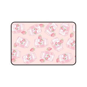 Peut inclure: Fond rose avec un motif r&eacute;p&eacute;t&eacute; de cartons blancs de lait &agrave; la fraise. Chaque carton est surmont&eacute; d'une fraise rouge et porte l'inscription "100 ml / Lait &agrave; la fraise" sur le devant.