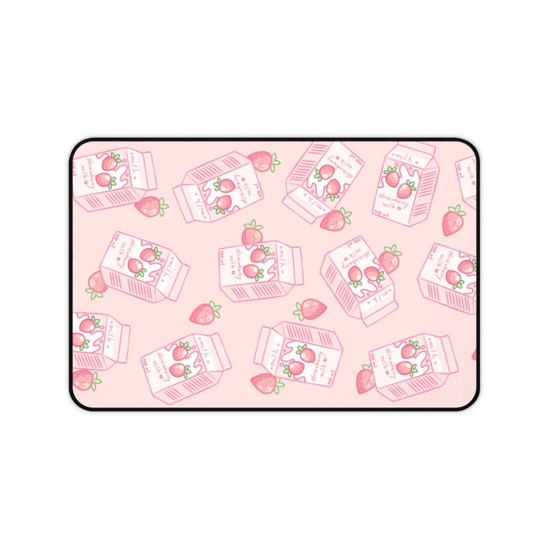 Peut inclure: Fond rose avec un motif r&eacute;p&eacute;t&eacute; de cartons blancs de lait &agrave; la fraise. Chaque carton est surmont&eacute; d'une fraise rouge et porte l'inscription "100 ml / Lait &agrave; la fraise" sur le devant.