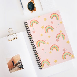 Kawaii Regenbogen Notizbuch | Süßes Weiches Pastell Rosa Regenbogen Spiral Notizbuch | 118 gefütterte Seiten