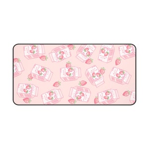 Peut inclure: Tapis de souris rose et blanc avec un motif r&eacute;p&eacute;t&eacute; de cartons de lait &agrave; la fraise et de fraises.