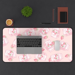 Peut inclure: Tapis de bureau rose avec un motif r&eacute;p&eacute;t&eacute; de cartons de lait &agrave; la fraise en dessin anim&eacute;. Le tapis pr&eacute;sente un ordinateur portable et une souris blanche.