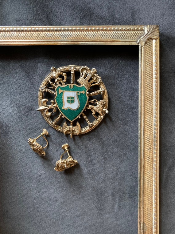 crown crest brooch - emerald green vintage enamel… - image 2