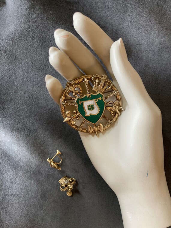 crown crest brooch - emerald green vintage enamel… - image 4