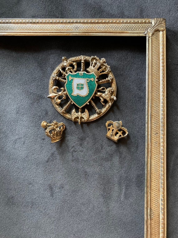 crown crest brooch - emerald green vintage enamel… - image 1