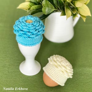 Könnte beinhalten: Ein Set aus drei Keramikbechern mit gesprenkelter, matter Oberfläche. Die Becher sind in Creme-, Hellgrau- und Dunkelgrautönen gehalten. Jeder Becher hat ein schlichtes, minimalistisches Design.