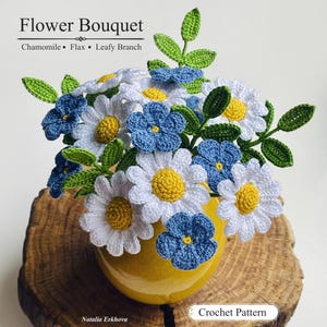 Peut inclure: Un bouquet de fleurs au crochet composé de camomilles blanches, de fleurs de lin bleues et de branches feuillues vertes dans un vase jaune. Le texte indique : Flower Bouquet, Chamomile, Flax, Leafy Branch, Natalia Erkhova, Crochet Pattern.