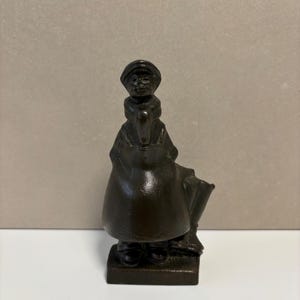 Statue en bois d'une paysanne (signée JM