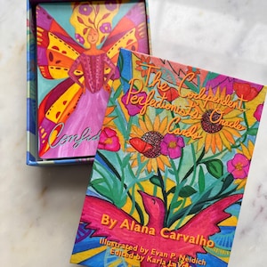 Może przedstawiać: Pudełko z kartami The Codependent Perfectionist's Oracle Cards autorstwa Alany Carvalho. Pudełko zdobi kolorowa ilustracja kwiatów i ptaka z jasnoróżowym ciałem. Tekst na pudełku brzmi "The Codependent Perfectionist's Oracle Cards" i "By Alana Carvalho".