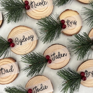 Wooden Christmas Party Place Cards – Hand-Lettered, Personalized Holiday Name Cards, Rustic Cranberry & Pine, Winter Wedding, Table Decor