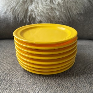 8 Restraware yellow 6 1/4” plates