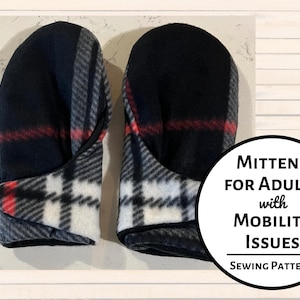 Può includere: Un paio di guanti in pile a quadri bianco e nero con accenti rossi. I guanti sono progettati per adulti con problemi di mobilità. Il testo "Mittens for Adults with Mobility Issues Sewing Pattern" è su un cerchio nero.