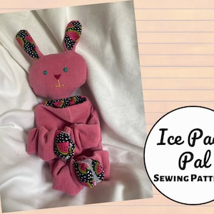 Può includere: Coniglio di peluche rosa a forma di borsa del ghiaccio con tessuto stampato a cocomero. Il coniglio è sdraiato su una superficie bianca. Il testo "Ice Pack Pal SEWING PATTERN" è in un cerchio.