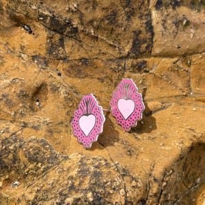 Boucles d'oreilles votives en forme de cœur émaillé rose en argent sterling 925