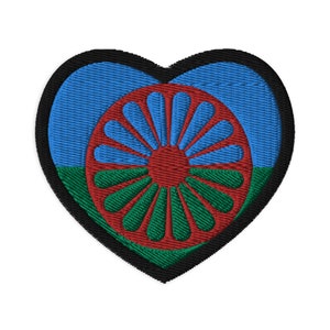 Op de afbeelding: Een hartvormige patch met een blauw, groen en rood ontwerp. Het midden van de patch heeft een rood wiel met groene spaken.