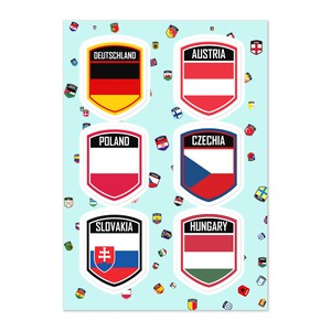Puede incluir: Seis pegatinas blancas en forma de escudo con las banderas de Alemania, Austria, Polonia, Rep&uacute;blica Checa, Eslovaquia y Hungr&iacute;a. Cada pegatina tiene el nombre del pa&iacute;s impreso en negro en la parte superior.