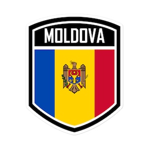 Könnte beinhalten: Ein schwarz-weißer schildförmiger Aufkleber mit dem Wort "MOLDOVA" in weißen Buchstaben oben. Der Schild enthält die Flagge Moldawiens, die blau, gelb und rot ist mit dem moldawischen Wappen in der Mitte.