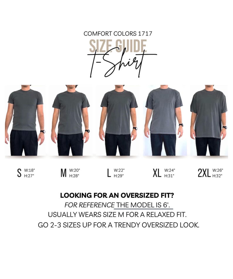 以下が含まれることがあります： Comfort Colors 1717 Tシャツのサイズガイド。画像には、Sから2XLまでのサイズのグレーのTシャツを着た5人のモデルが写っています。各サイズについて、幅45.7cmから66cm、高さ68.6cmから81.3cmの測定値が提供されています。