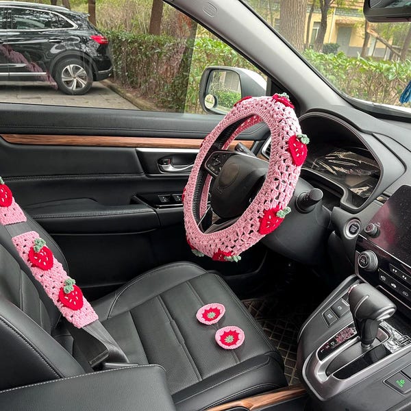 Set coprivolante per auto all'uncinetto con fragole: accessori per auto