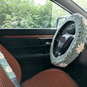 Crochet Daisy Floral Steering Steering Cover for Women & Girl,Universal14-15Inches Car Accessories Protective Case Fit Auto SUV Sedan Vans