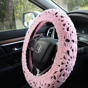Puede incluir: Funda de volante de crochet rosa. La funda est&aacute; hecha de un hilo suave y delicado y tiene un patr&oacute;n delicado y de encaje.
