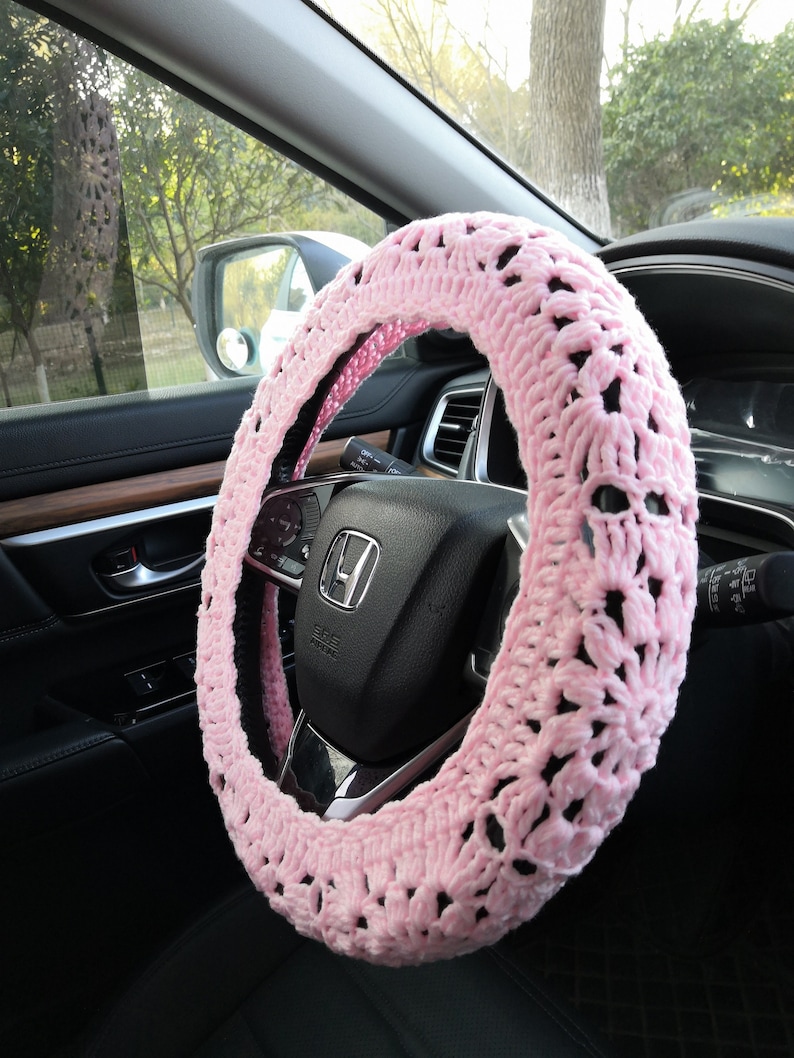 Puede incluir: Funda de volante de crochet rosa. La funda est&aacute; hecha de un hilo suave y delicado y tiene un patr&oacute;n delicado y de encaje.